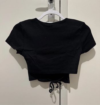 Top noir avec noeud dans le dos