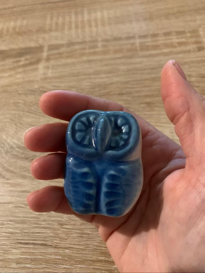 Bibelot petite chouette bleue en porcelaine - photo numéro 3