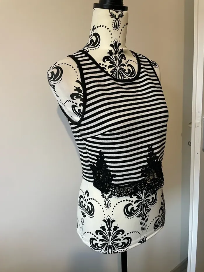 Crop top débardeur Orcelly taille M/L rayé noir et blanc avec dentelle - zippé dos - photo numéro 3