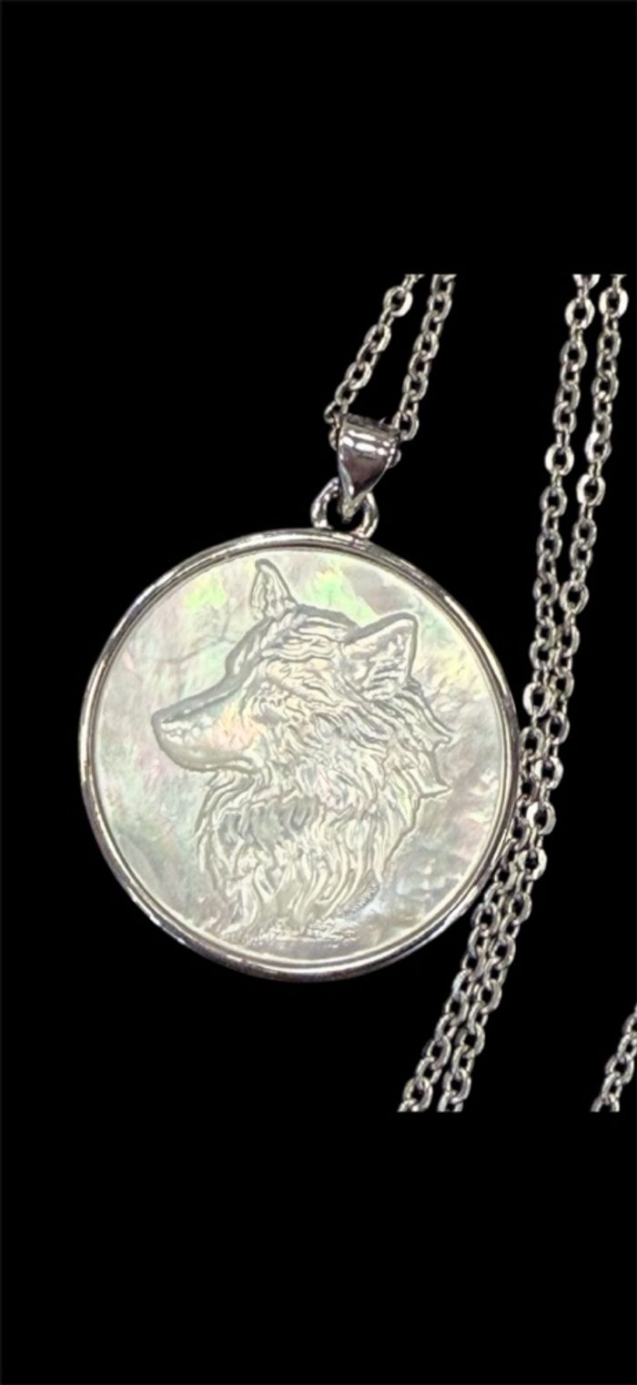 Collier avec pendentif loup en nacre