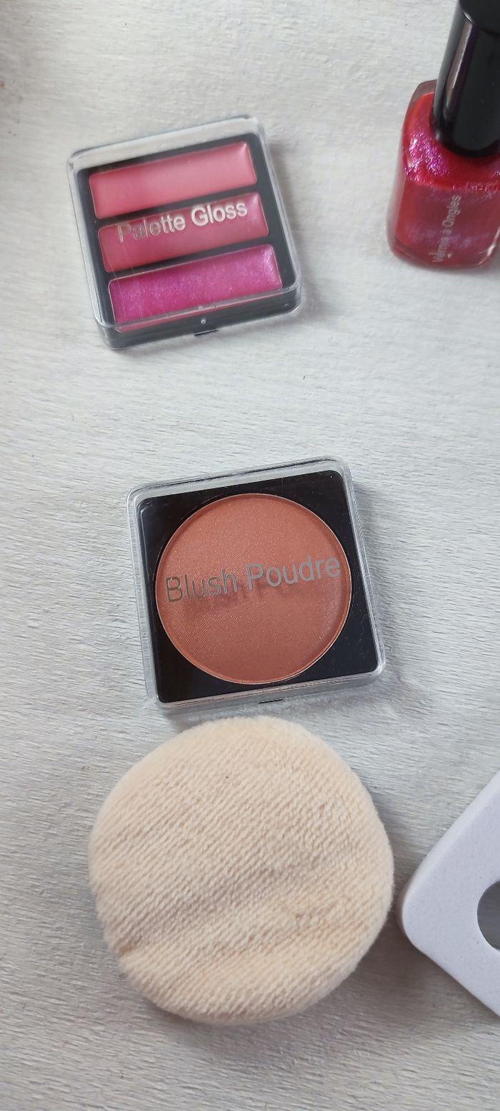 Lot de produits maquillage et accessoires - Neuf - photo numéro 4