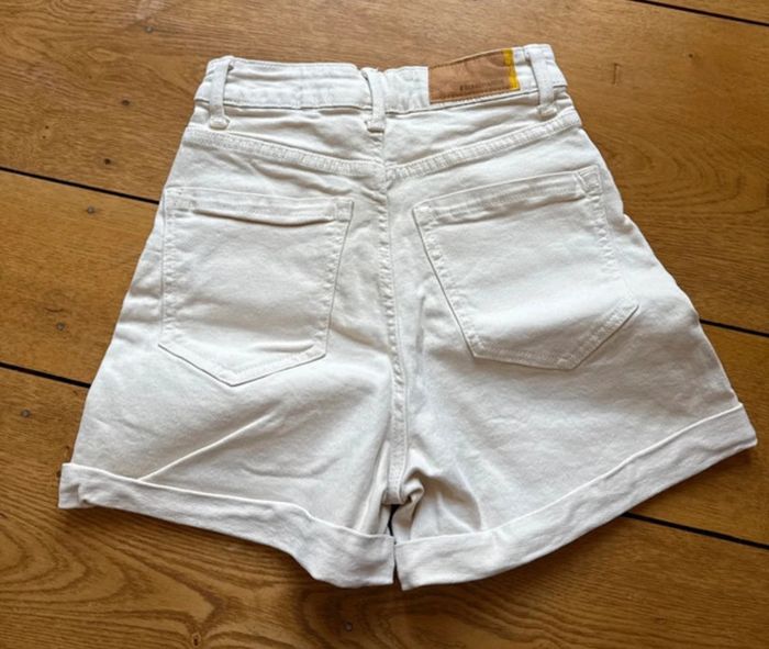 Short en jean beige taille haute taille 32 , stradivarius en très bon état - photo numéro 2