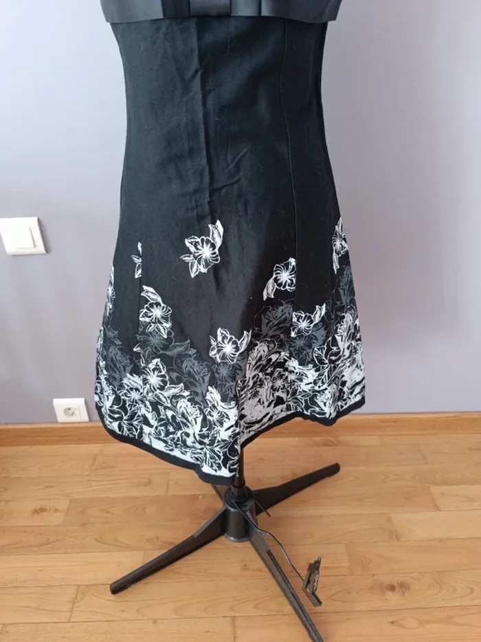 Robe bustier noire et blanche – taille 34 (très peu portée) - photo numéro 2