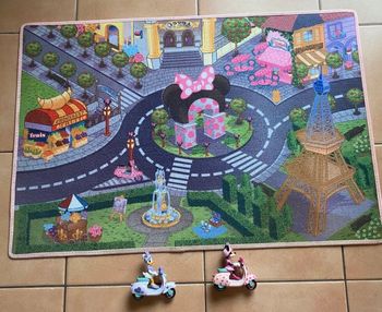 Minnie et Daisy partent à la découverte de la ville 