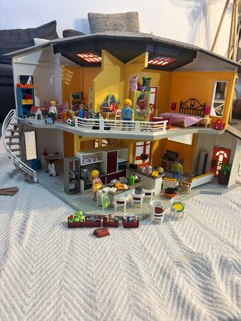 Maison playmobil (modèle 9266) avec accessoires