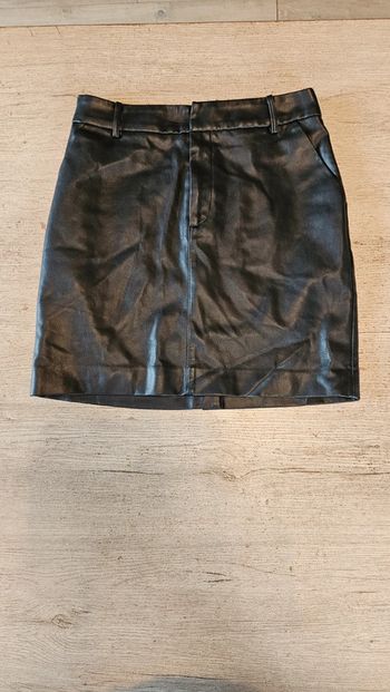 Jupe courte en simili cuir, noire, Kiabi, 34, neuve