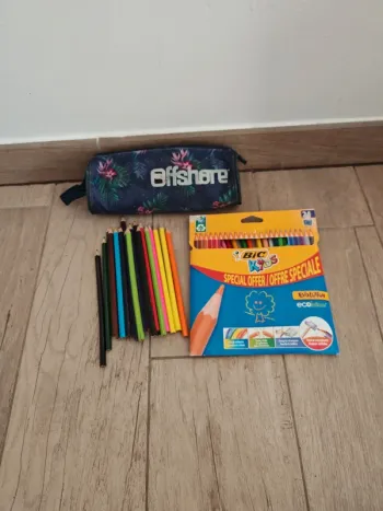 Lot trousse d'école et crayons de couleurs