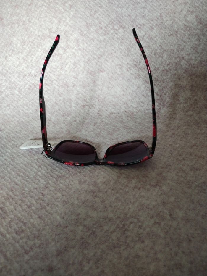 Superbe paire de lunettes de soleil  Jennyfer uv 400 - photo numéro 4