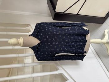 Chemise Harris Wilson Rue Dieu Paris bleu marine à motifs fleurs blanches jaunes et bleu