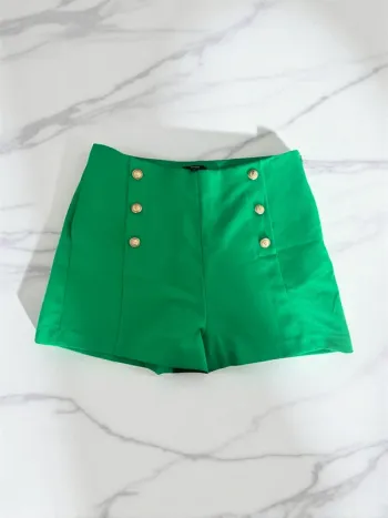 Short Kiabi ALY84 vert taille haute à boutons dorés – style marin