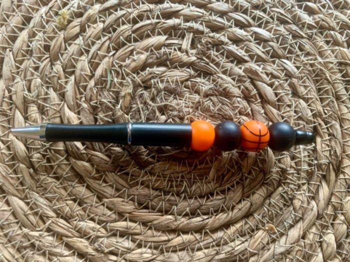 Stylo personnalisé basket ball avec des perles en silicone