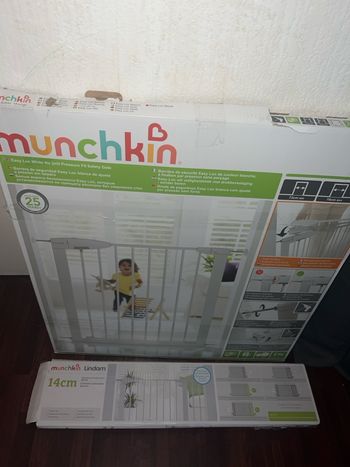 Barrière de sécurité à fixation par pression sans perçage et à fermeture sécurisée 