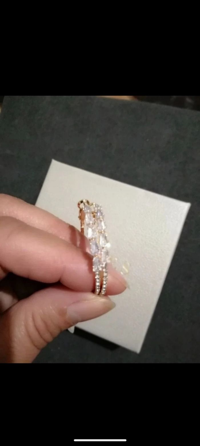 Magnifique paire de grosses créoles en  plaqué or 24 carats sertis de zirconiums. - photo numéro 9