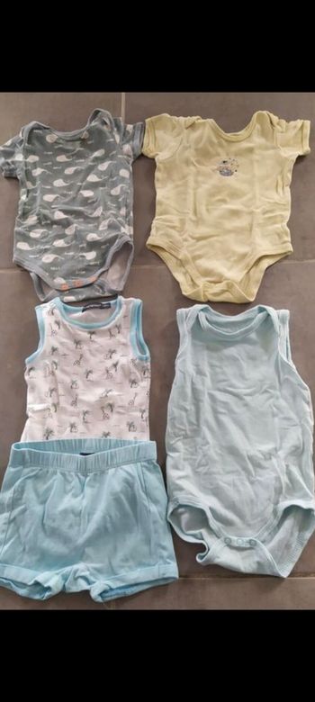 Lot 4- bodys et ensemble garçon 6 mois