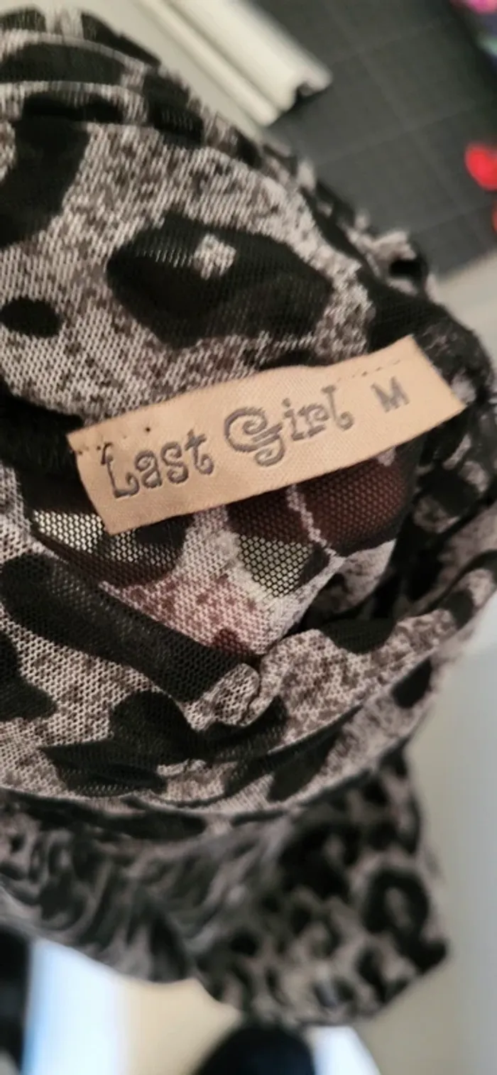 Haut d'été léopard noir et gris près du corps. Col roulé. Last girl. M38/L40 État neuf 🥰 - photo numéro 5