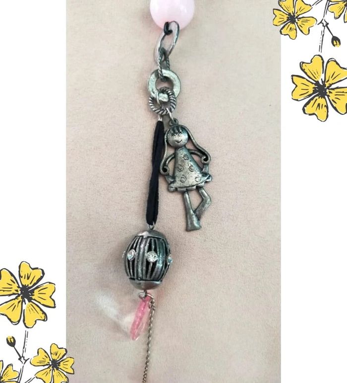 Collier Fantaisie Vintage – Pendentif Petite Fille & Pampilles Roses _ Collection Nuances de Rose - photo numéro 6