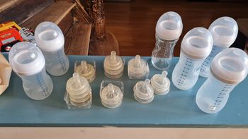 Lot biberons et tétines Avent
