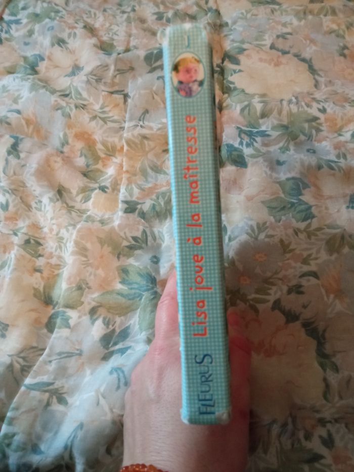 P'tite fille, lisa joue à la maîtresse - photo numéro 3