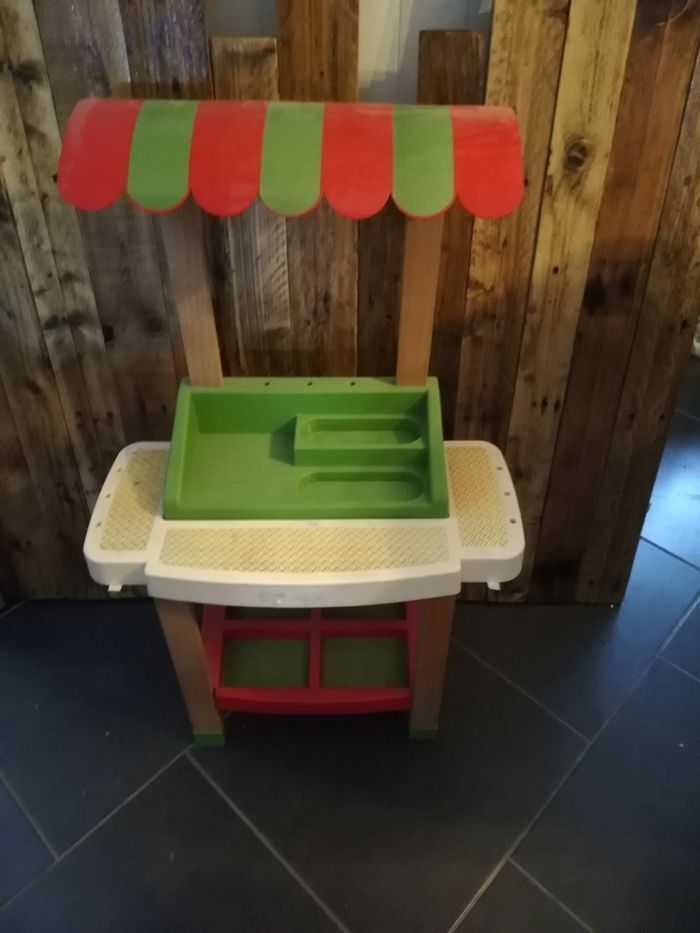 Marchande en plastique et bois
