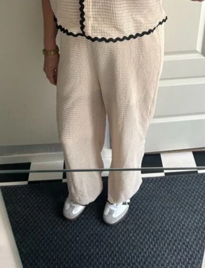 Ensemble Femme Deux Pièces Beige Gaufré Finitions Noires - Taille L Neuf Jamais Porté - photo numéro 2