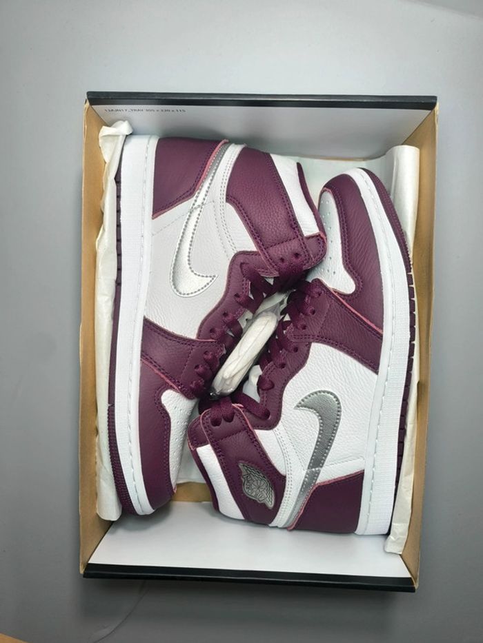 Baskets Jordan one mid blanches et bordeaux pointure 42 neuves avec boîte - photo numéro 2