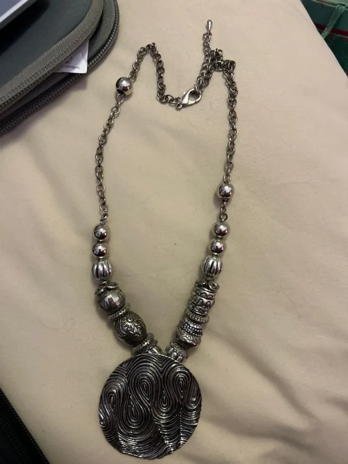 Gros collier avec son étui et un petite mallette de transport offerte - photo numéro 2