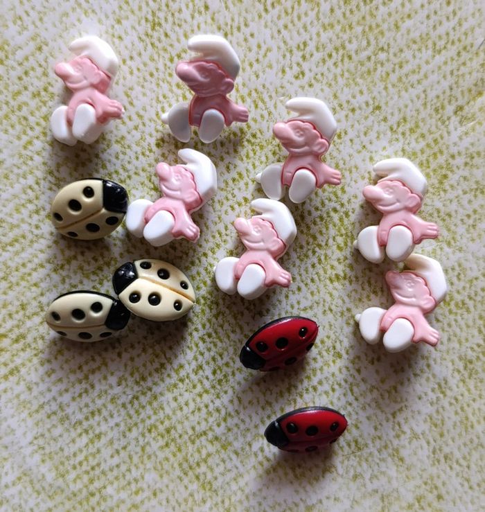 Lot de boutons. Schtroumpfs et coccinelles. - photo numéro 2