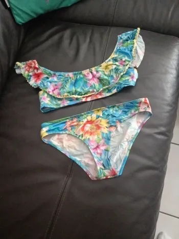 Magnifique maillot deux pièces calzedonia 10 ans