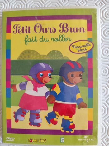 Petit ours brun fait du roller