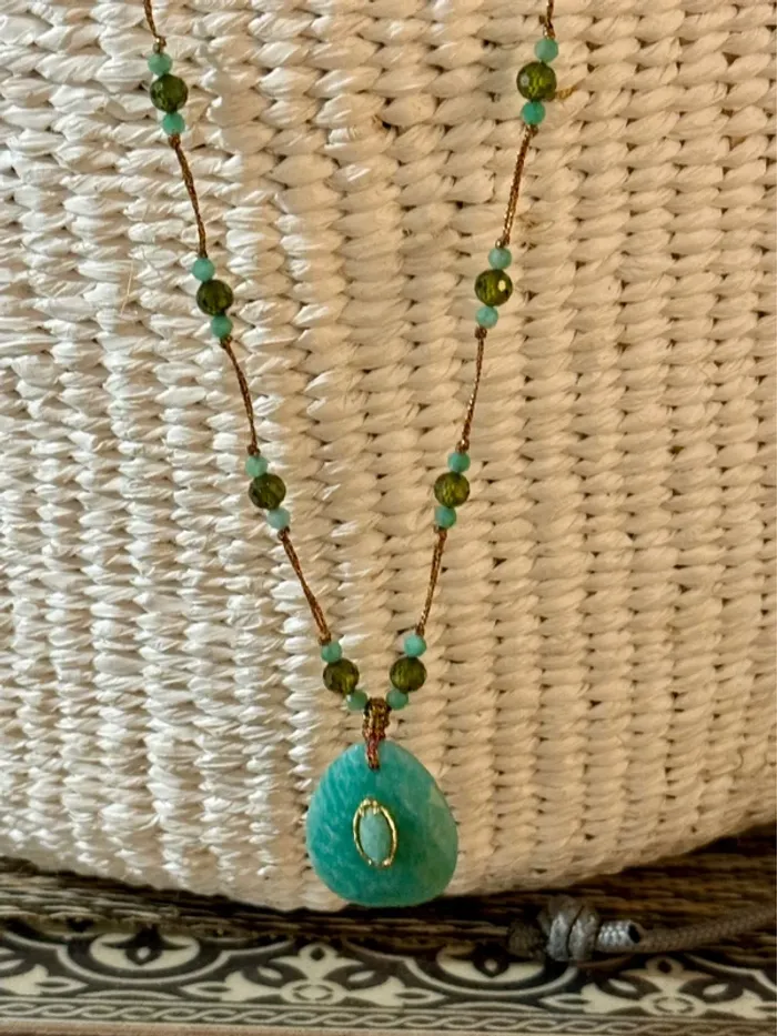 Collier habaha Paris cordons t mordorés perles et pavés jade vert finitions acier inoxydable or