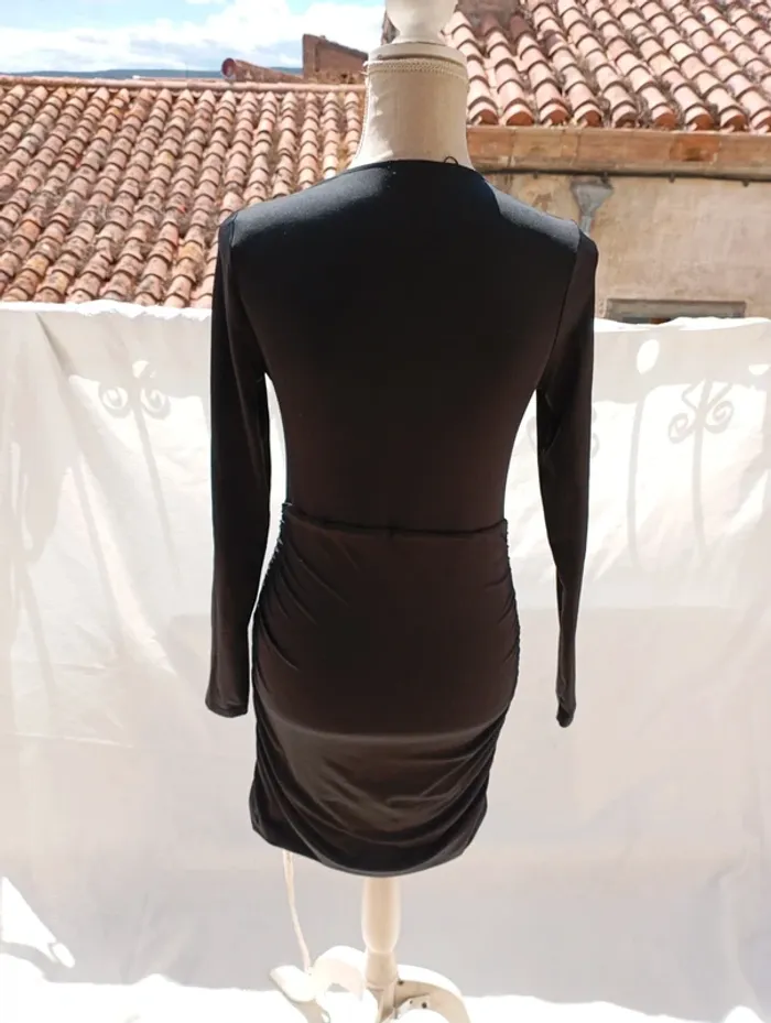 Robe courte noire avec ceinture dorée taille 38 - photo numéro 2