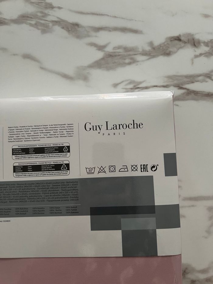 Housse de couette Guy Laroche 260x240 et deux taies d’oreillers 65x65 cm neuf avec étiquette - photo numéro 9