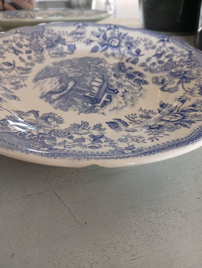 Assiette bleue et blanche ébréchée