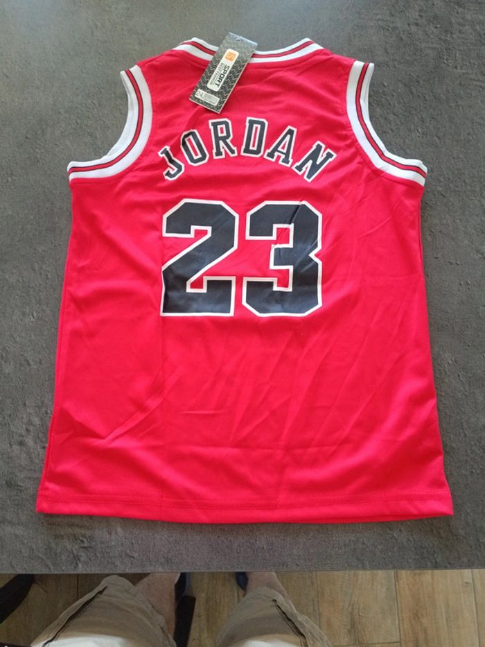 Tenue NBA Chicago Bulls Michael Jordan rouge. T.24 - photo numéro 2