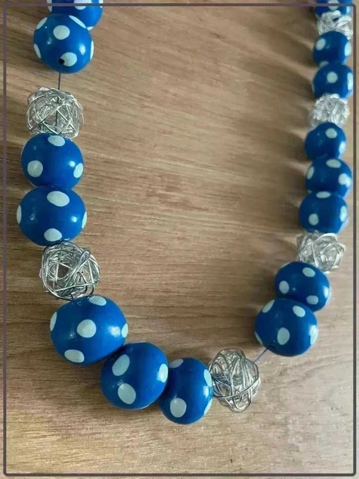 Collier bleu à pois blanc - photo numéro 2