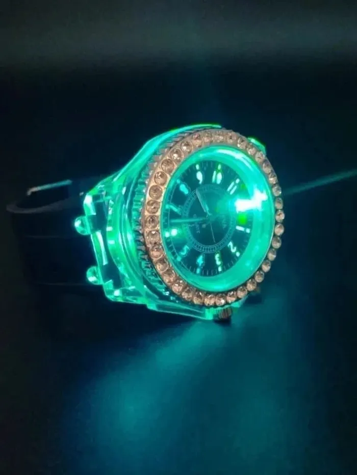 Montre noire lumineuse, style casino - photo numéro 2