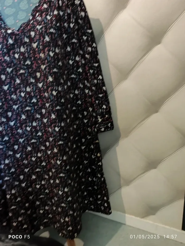 Robe fond noir  couleur rose blanc bleu - photo numéro 2