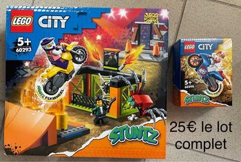 LEGO 60293 City Stuntz L'Aire d'entraînement des cascadeurs et 60298 la moto cascade fusée