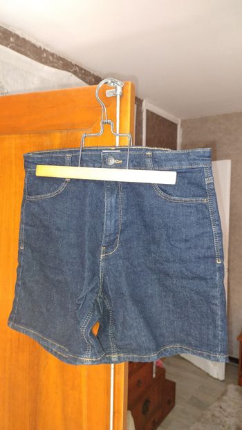 Short denim bleu foncé. 