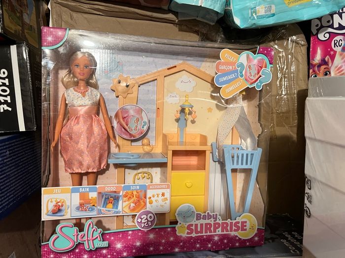 Barbie enceinte surprise bébé