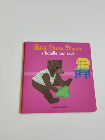 Petit ours brun s'habille tout seul 