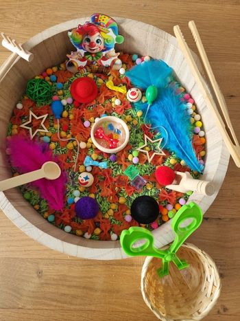 Kit de transvasement sensoriel thème Clowns ou Cirque inspiré Montessori