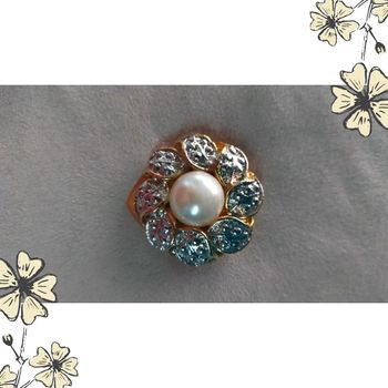 Broche vintage dorée & perle nacrée – Style baroque chic