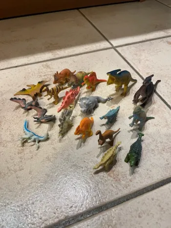 Lot de petits dinosaures en plastique