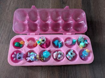 Boite et 15 figurines Hatchimals