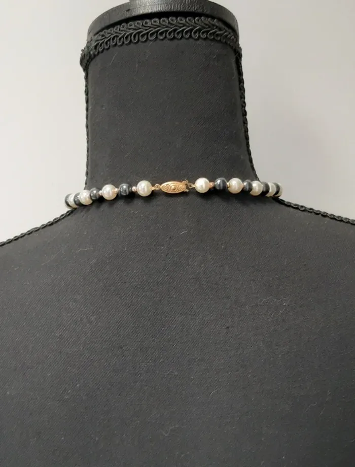 Très beau collier vintage en perles d'hematite noires, perles blanches et perles dorées LMJ - photo numéro 2