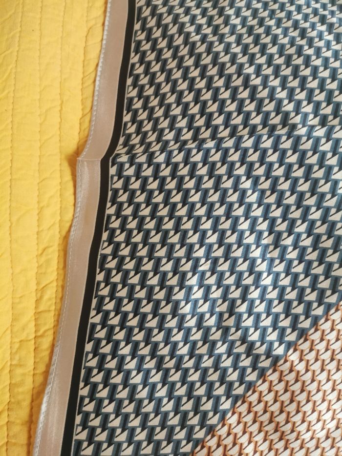 Joli foulard pure soie neuf - photo numéro 3