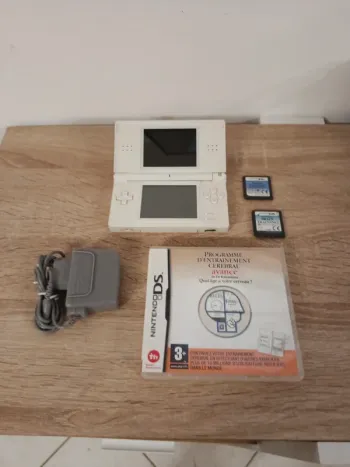 Ds Lite blanche avec 3 jeux et chargeur
