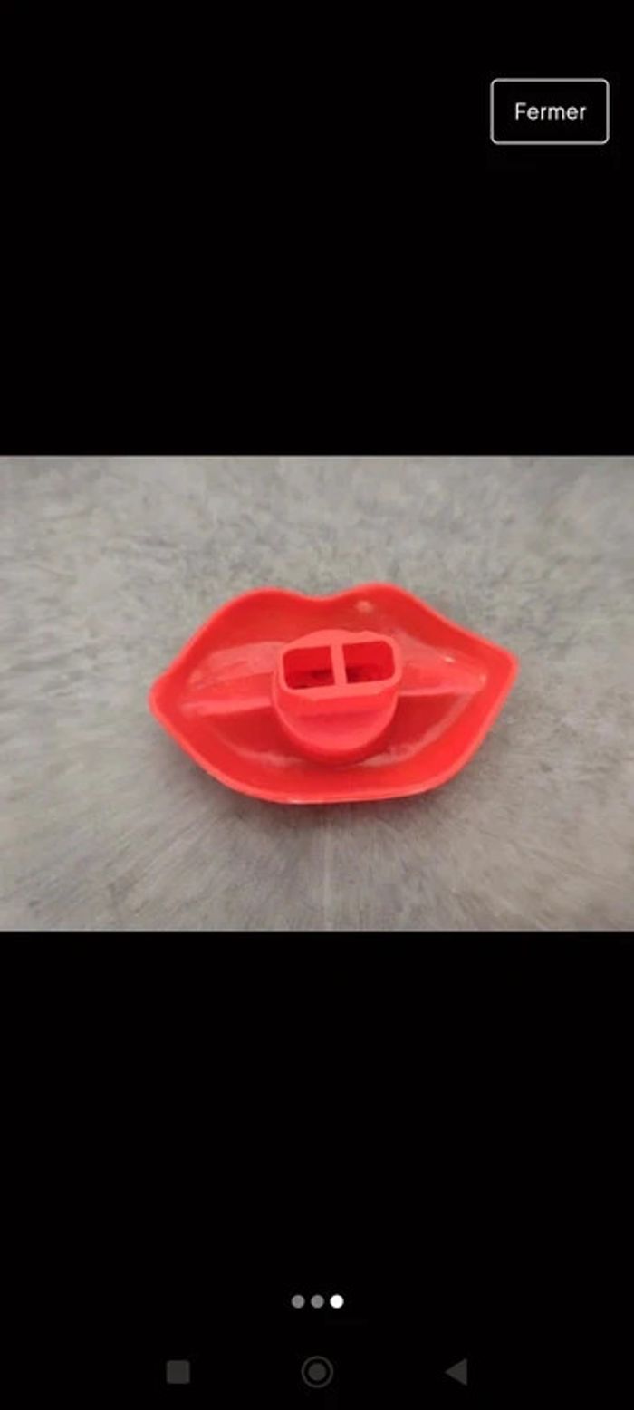 🌺 Lot de 2 sifflets en forme de lèvres/ bouche - photo numéro 2