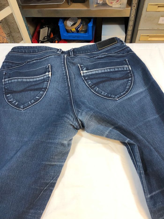 Jeans troué - photo numéro 5